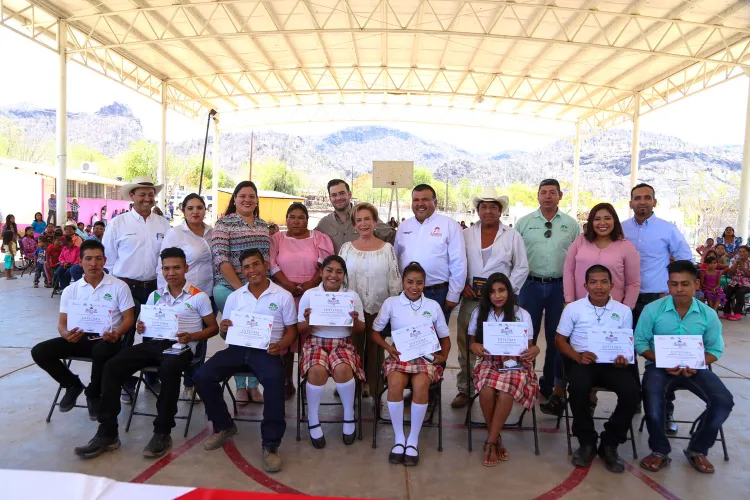 Llevan beneficios a comunidades de Alamos