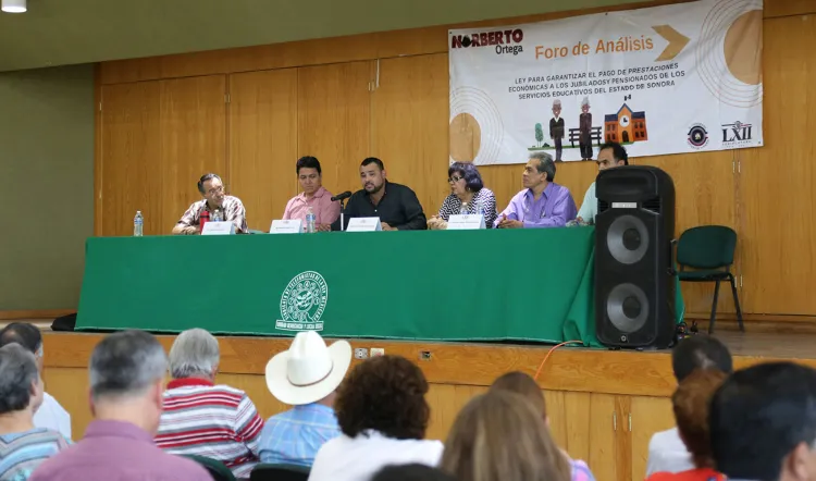 Socializan ley de apoyo a maestros