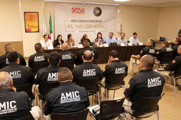 Reconoce OXXO a agentes de la AMIC