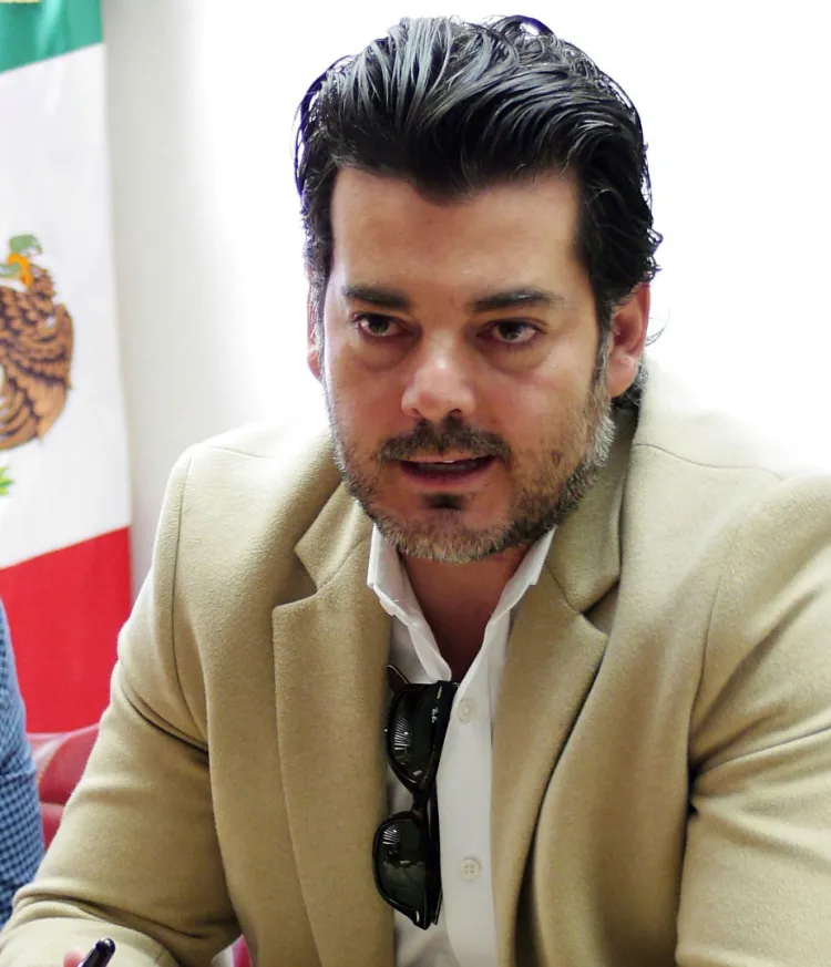 Cumple Alcalde a los policías