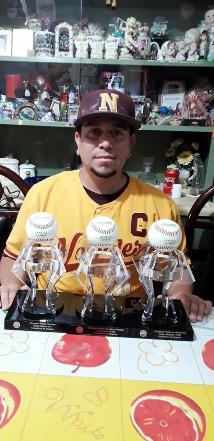 Minjarez luce
sus trofeos
de la LRN