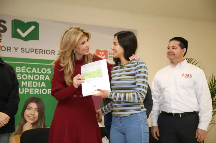 Beneficia Gobernadora Pavlovich a mas sonorenses con Becas Excelencia Sonora 