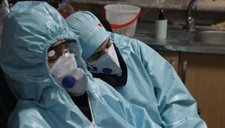 Para evitar contagios, personal médico no puede beber agua ni ir al baño