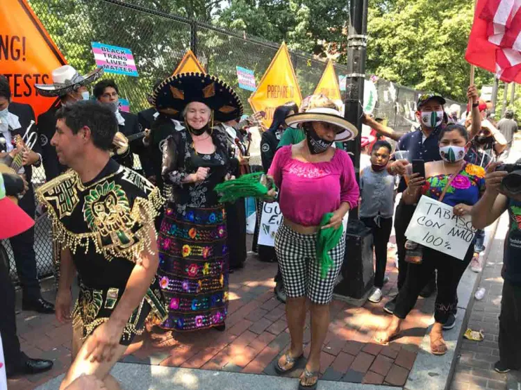 Arranca López Obrador entre simpatizantes visita a EU