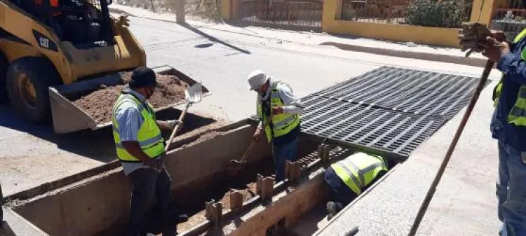 Continúa desazolve de arroyos y alcantarillas