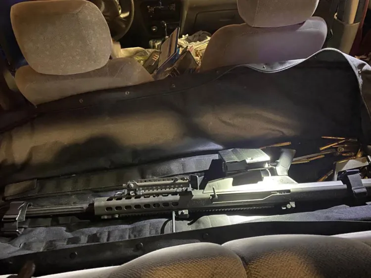 Detiene Guardia Nacional Un arma Barrett, calibre 50, abastecida y alrededor de ocho mil cartuchos útiles de grueso calibre.a mujer con un Barret .50