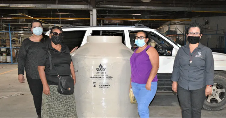 Entregan 59 tinacos a familias nogalenses