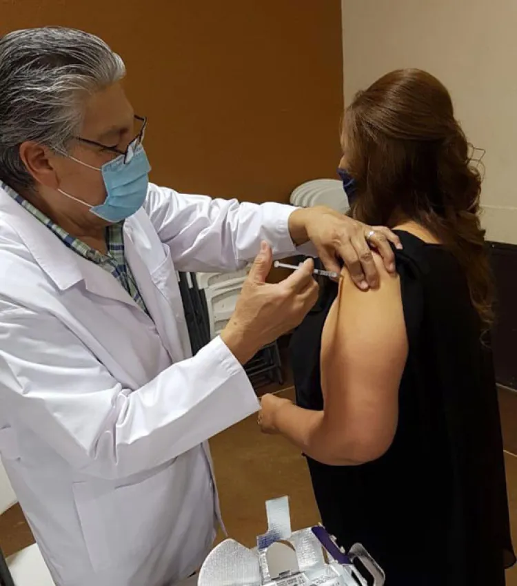 Aplican vacuna contra  Influenza a los ingenieros