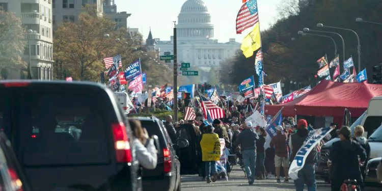 Provocan fanáticos de Trump disturbios