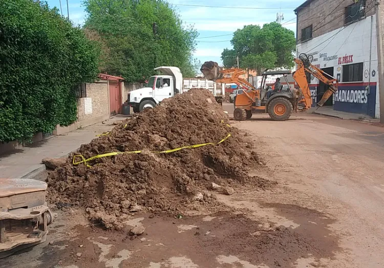 Colapsa drenaje en calle Maclovio Herrera