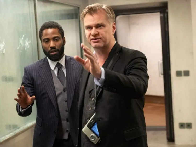 Christopher Nolan deja Warner y firma con Universal