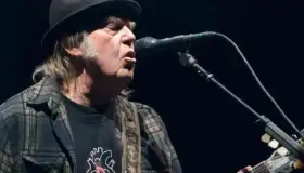 Reproducciones de Neil Young aumentan un 26% en Deezer tras polémica con Spotify