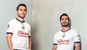 Presenta Chivas uniforme de visita inspirado en la Catedral