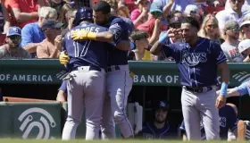 Paredes pega dos jonrones