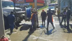 Atienden fugas de drenaje en la 5 de Febrero