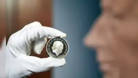 Develan monedas de RU; figura rostro de Carlos III