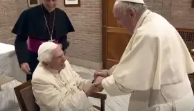 Revela papa Francisco que Benedicto XVI está "muy enfermo"; pide orar por él