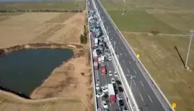 Choque múltiple en China deja un muerto y más de 200 autos dañados