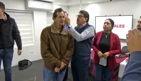 Apoyan Club de Leones y Gobierno Municipal con aparatos auditivos