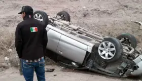 Vuelca vehículo en carretera a Mascareñas; conductor resulta ileso