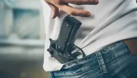 Entra sujeto armado a negocio y lo asalta