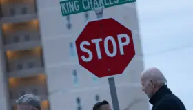 Pide Biden restringir acceso a fusiles de asalto tras tiroteos