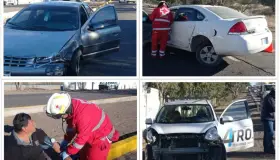 Participan tres vehículos en accidente carretero