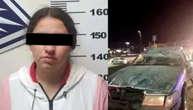 Choca y vuelca mujer ebria su auto; fue detenida