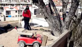 Intentan arrebatarle a su bebé a plena luz del día