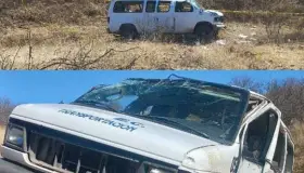 Fallece conductor al volcar camioneta de traslado de personal