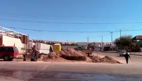 Destruyen banquetas por construcción en la San Miguel