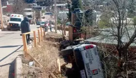 Vuelca sobre patio de vivienda en la Pueblo Nuevo