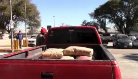 Entregan material de construcción a familias nogalenses