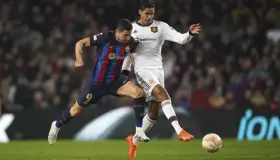 Reparten puntos Barsa y Man U