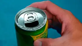 Lesiona a esposa en la cabeza con lata llena de cerveza