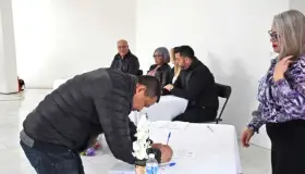 Apoyan taxistas a mujeres con translados gratis