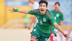 Urías guía a México