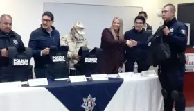 Reciben policías chalecos antibalas de parte del Alcalde