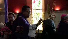 Reciben fieles católicos la ceniza en el inicio de la Cuaresma