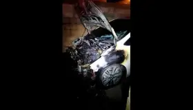 Fuego destruye automóvil en residencial