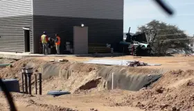 Queda trabajador enterrado en derrumbe en obra de construcción