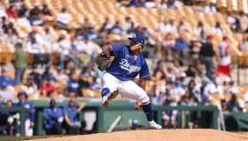 Urías permite carrera