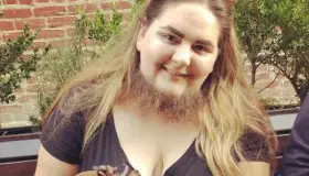 “Lucha” mujer contra estándares de belleza, se deja la barba