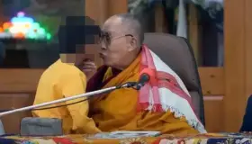 “Lamenta” el dalái lama pedir a niño le ‘chupe’ la lengua…