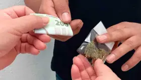 Vendían ‘narcogemelos’ droga frente a niños, los detienen