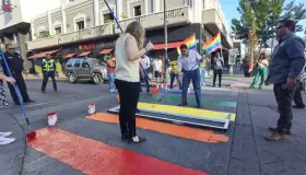 Pintan cruceros con bandera LGBTIQ+