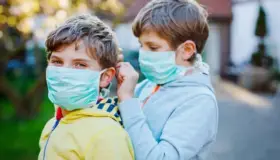 Niños de EU propagaron covid-19 en 70% de los hogares