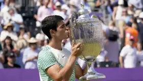 Alcaraz sube al liderato