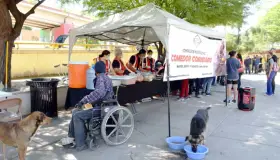 Asisten a personas de condición de calle