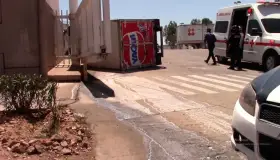 Pierde control de vehículo y vuelca